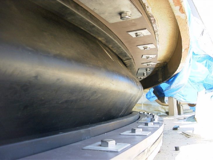Expansion rubber for LNG carrier